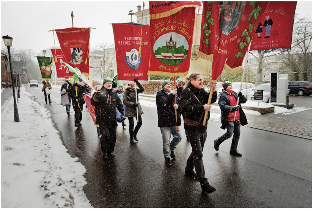 En delegasjon fra LO i Trondheim på veg inn porten på Carlsberg i København i 2013 - for å redde E.C. Dahls bryggeri i Trondheim.