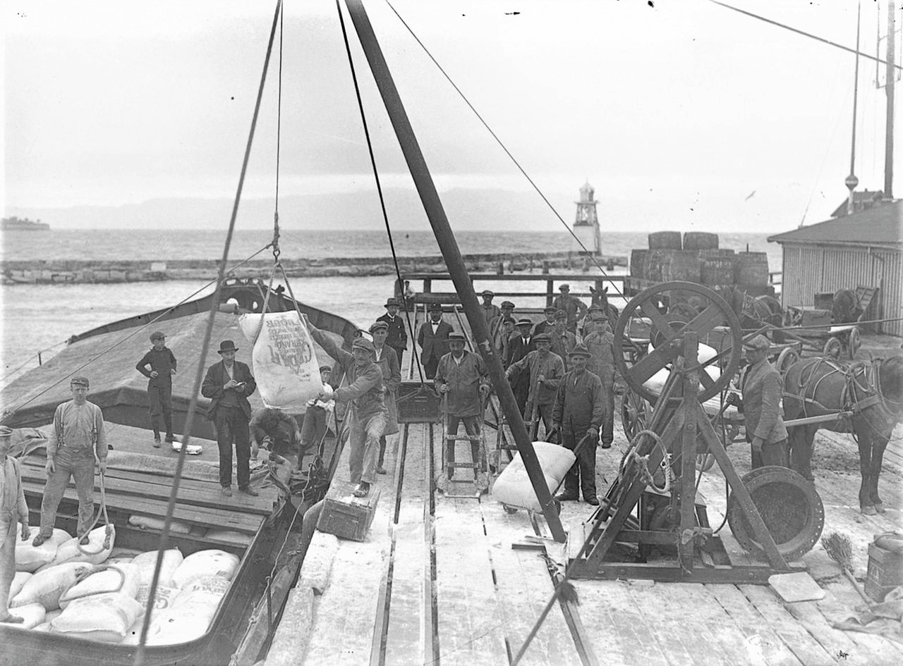 Streikebrytere i arbeid på Brattøra i Trondheim i 1924.