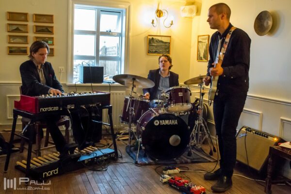 Andreas Hellkvist Trio @ Gamlibær, Myvatn