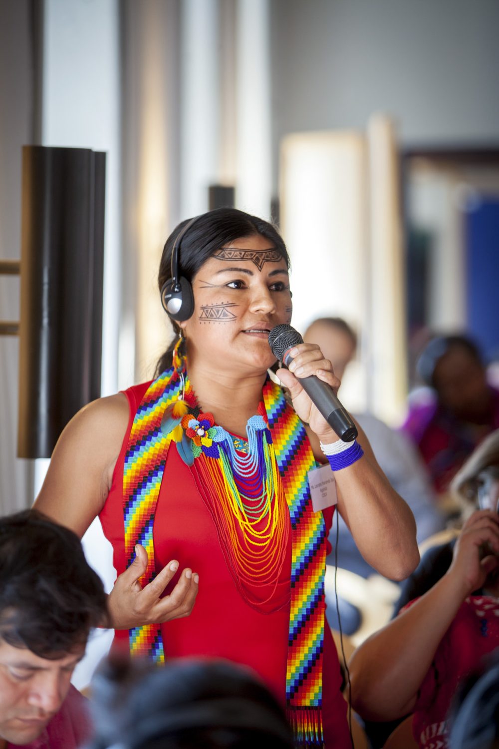 Deltager fra Latinamerika taler ved konference for IWGIAs 50års jubilæum