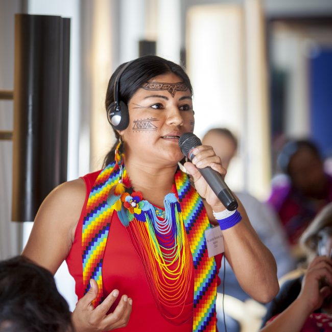 Deltager fra Latinamerika taler ved konference for IWGIAs 50års jubilæum