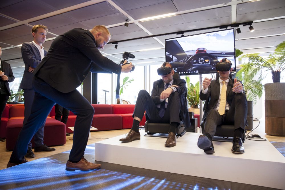 Virtual Reality briller afprøves af to mænd ved 5G Showcase, TDC Group