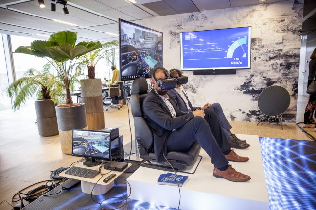 Virtual Reality briller afprøves af to mænd ved 5G Showcase, TDC Group