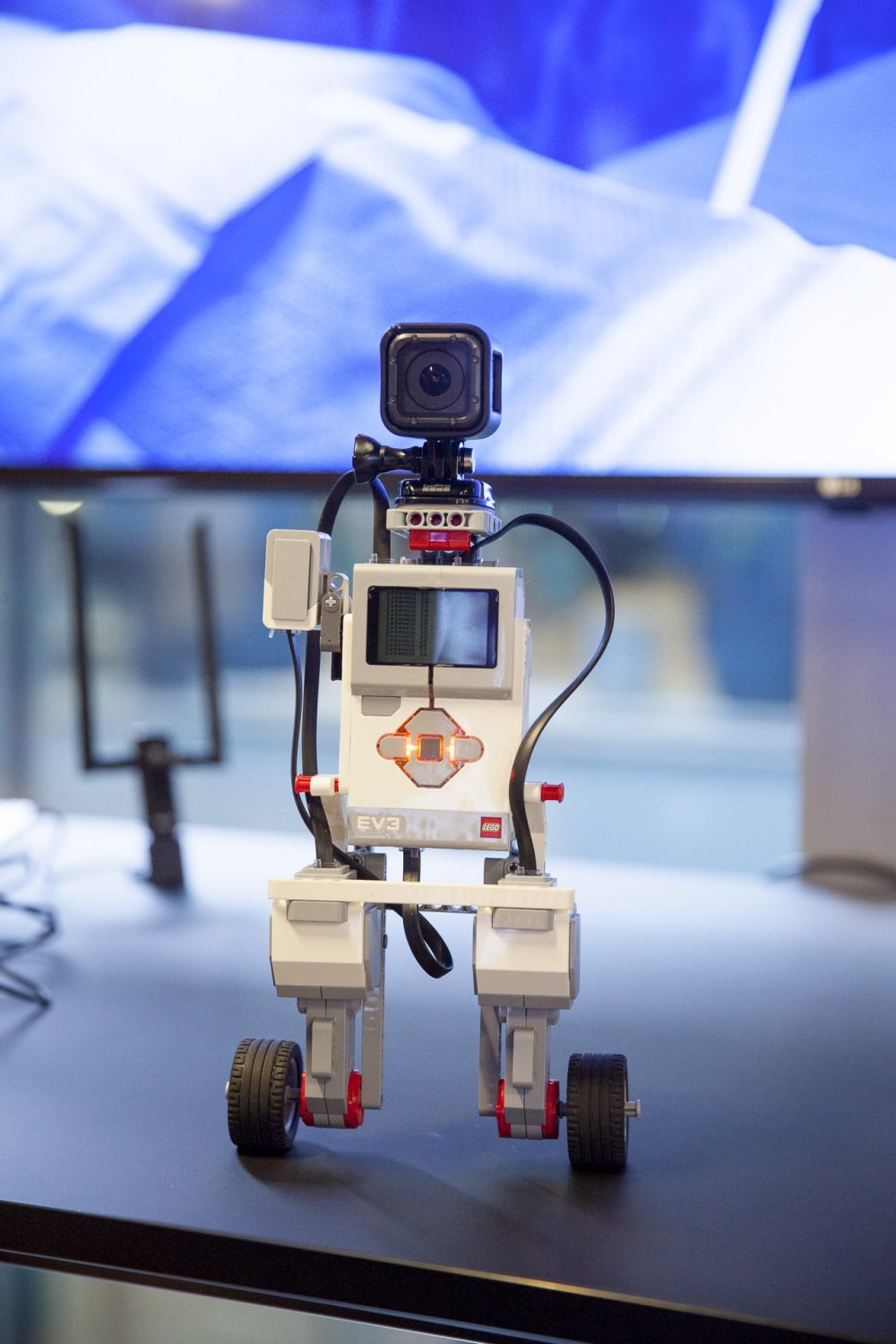 Minirobot med GoPro, styret gennem 5G netværk