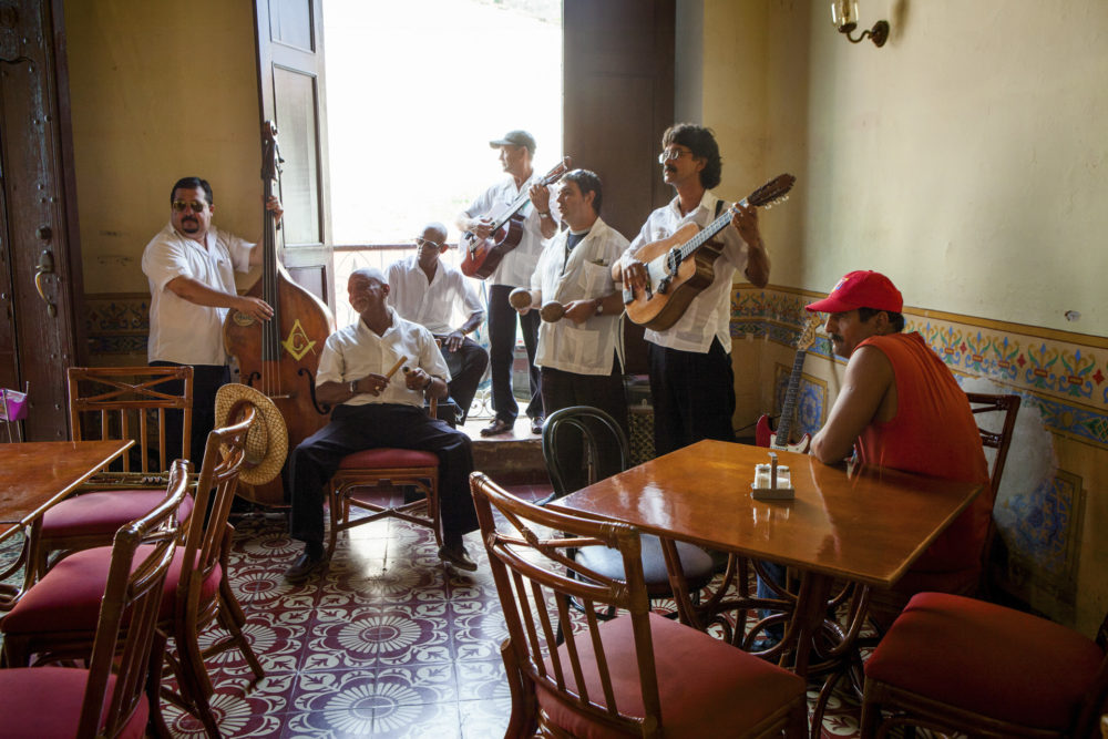 Seksmands orkester spiller på lokal bar i Trinidad, Cuba