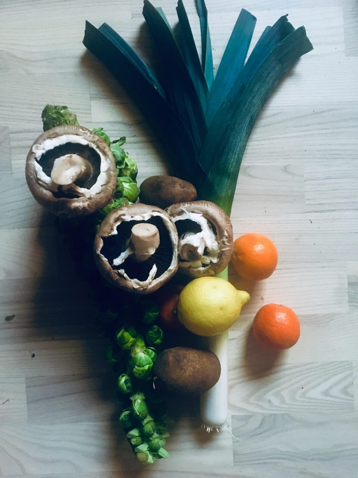 Vores veganske julemiddag kræver gode råvarer. Her er et det porrer, champignon, rosenkål på stok, citron og mandariner.