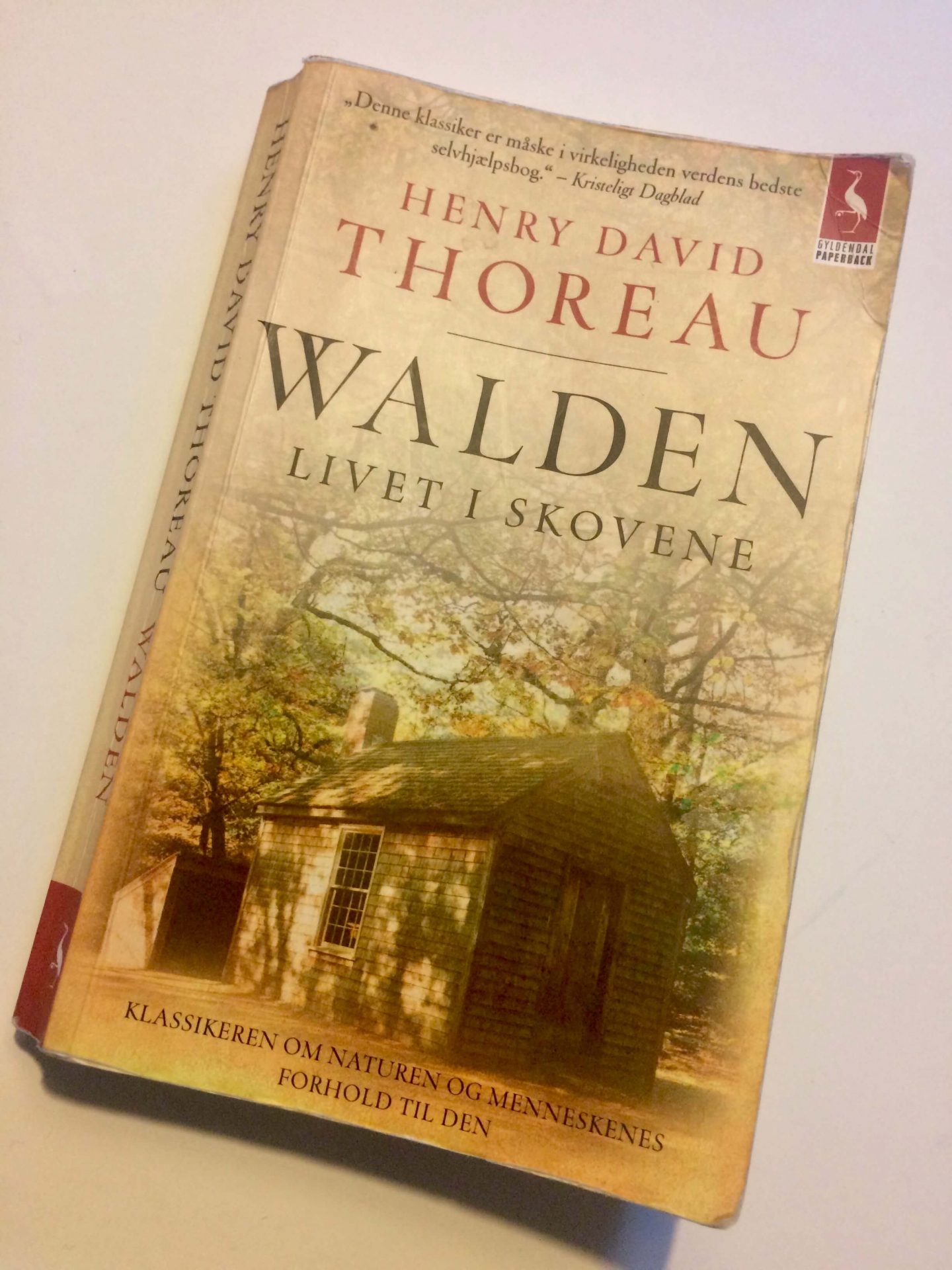 Forsiden af  bogen 'Walden - Livet i skovene' af Henry David Thoreau.