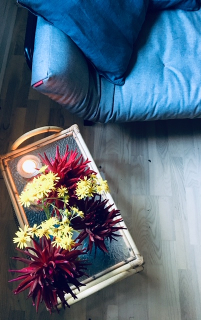 Forkæl dit hjem. F.eks. som her med blomster fra haven på et lille sofabord ved siden af en blå sofa.