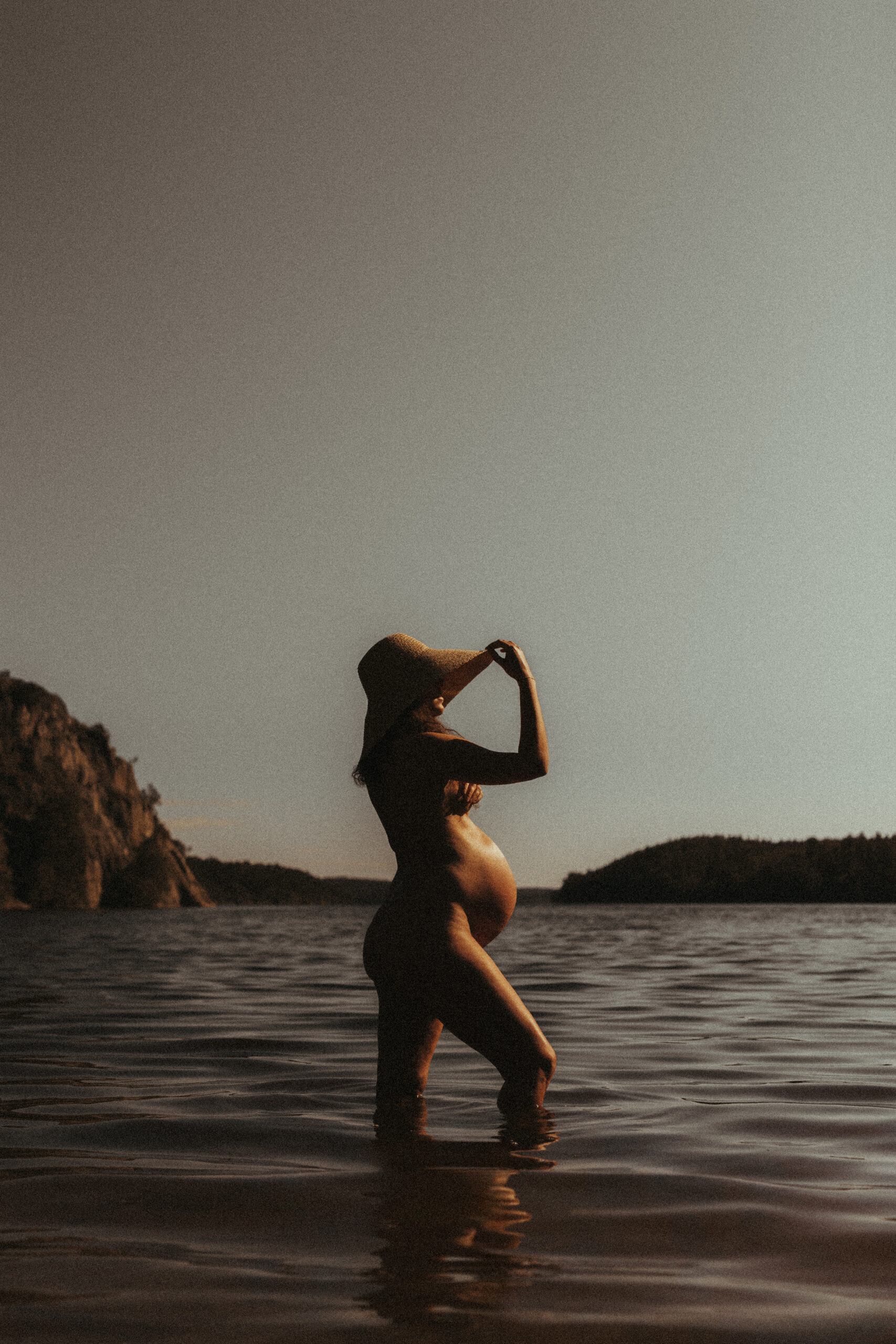 Inspiration Gravidbilder – Tidlöst gravidporträtt i naturligt ljus, fångat utomhus nära vattnet för en harmonisk och avskalad känsla