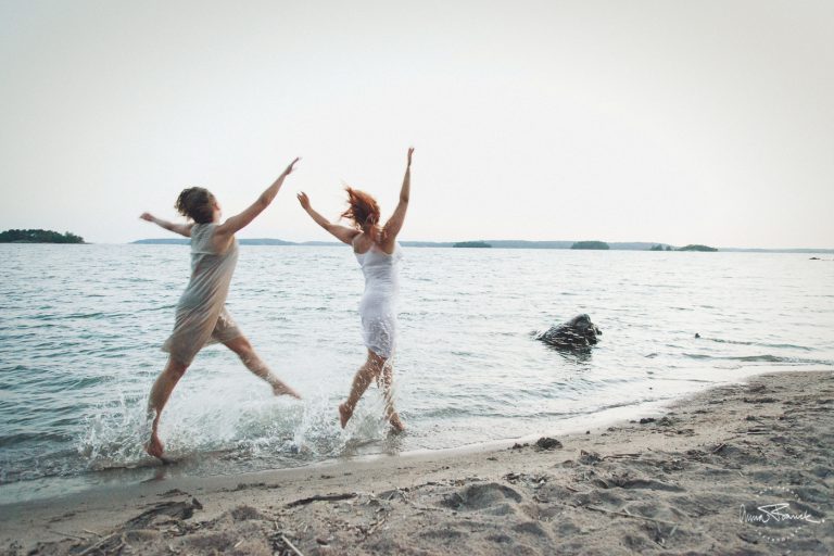 sisters, systrar, siskot, dance, dans, tanssi, metsä, skog, forest, beach, strand, ranta, auringonlasku, solnedgång, sunset, art, taide, konst, tillsammans, samtidigt, yhdessä, together, bonding, nature, natur, luonto