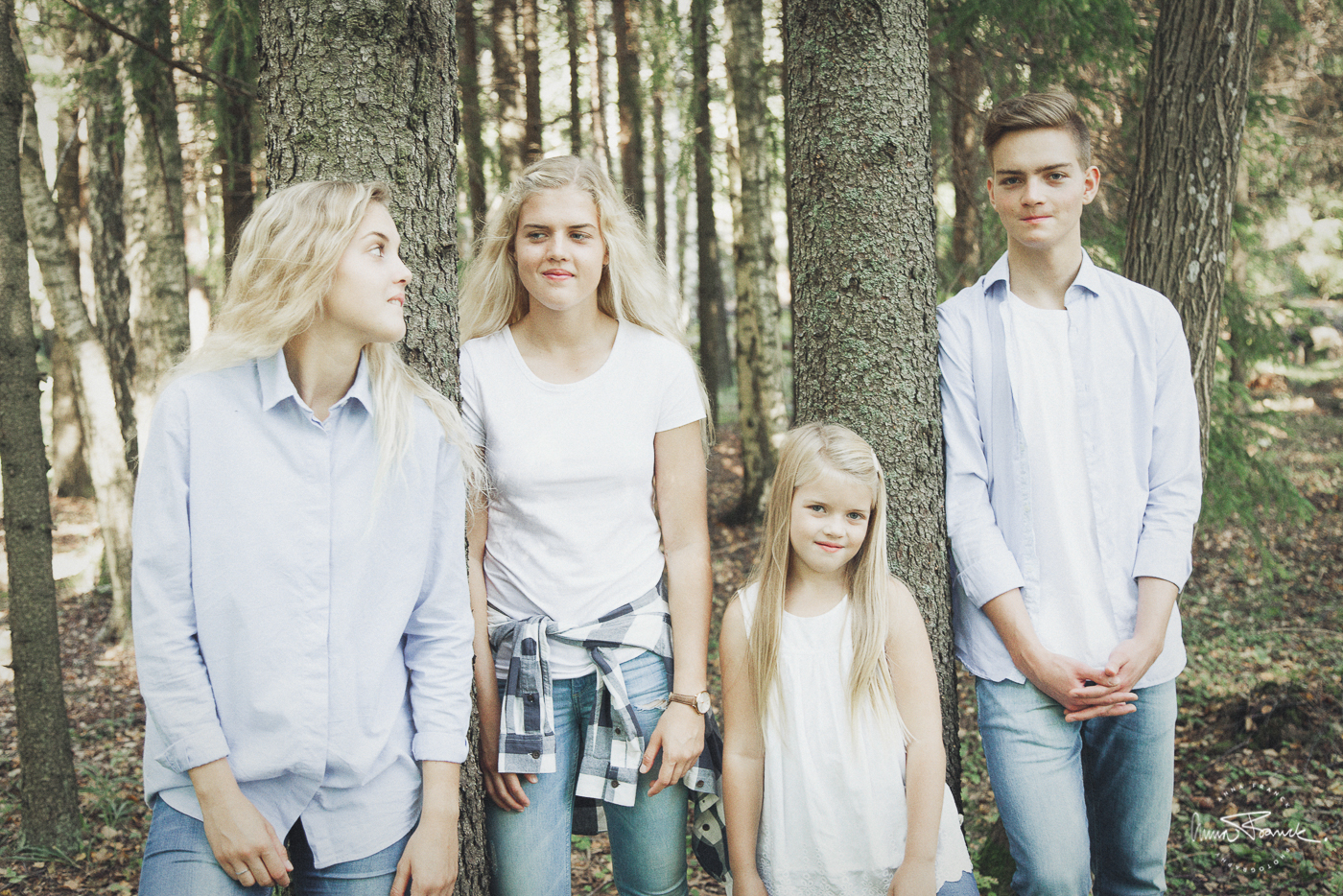 familjeporträtt, perhekuva, family, portrait, anna, franck, photography, finland, stockholm, åland, bomarsund, enjoy, kids, relaxed, natural, outside, forest