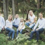 familjeporträtt, perhekuva, family, portrait, anna, franck, photography, finland, stockholm, åland, bomarsund, enjoy, kids, relaxed, natural, outside, forest