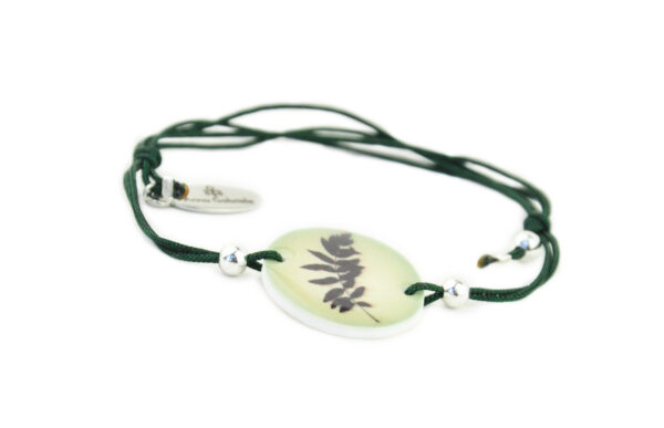 Grünes Makrameeband-Armband und runder Acrylglas-Anhänger