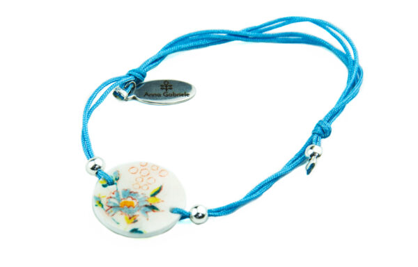 Armband mit blauem Makrameeband, rundem Acrylglasanhänger und Sterlingsilberperlen