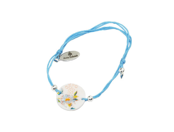 Armband mit blauem Makrameeband, rundem Acrylglasanhänger und Sterlingsilberperlen