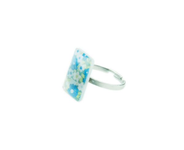 Ring aus rostfreiem Edelstahl mit einem blauen Blumenmuster