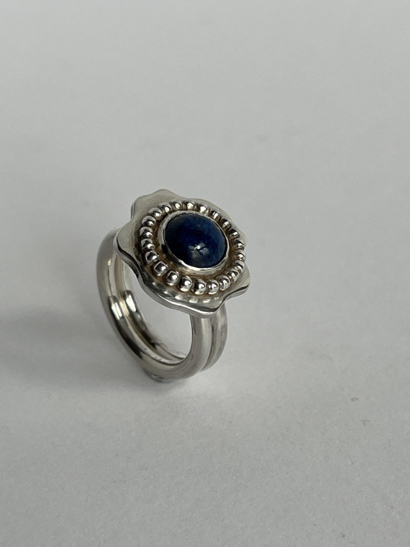 RZE-003_Anneke-Schollaardt_Zilver_Lapislazuli_Ring_Edelsmid_1