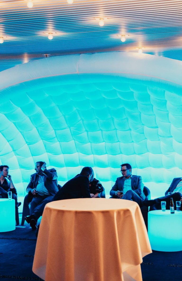 Loungeområde med oppustelig event dome og gæster til erhvervs reception og netværksevent