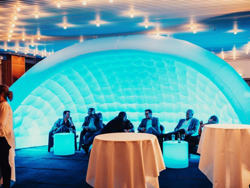 Loungeområde med oppustelig event dome og gæster til erhvervs reception og netværksevent