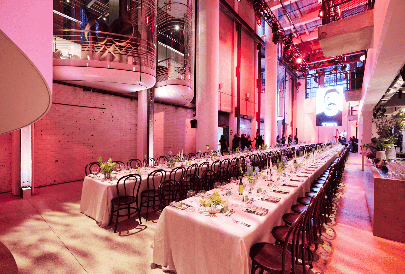 Langbord med borddækning, stole og professionel eventbelysning leveret af Anthonys Festudlejning til firmaevent på Fyn