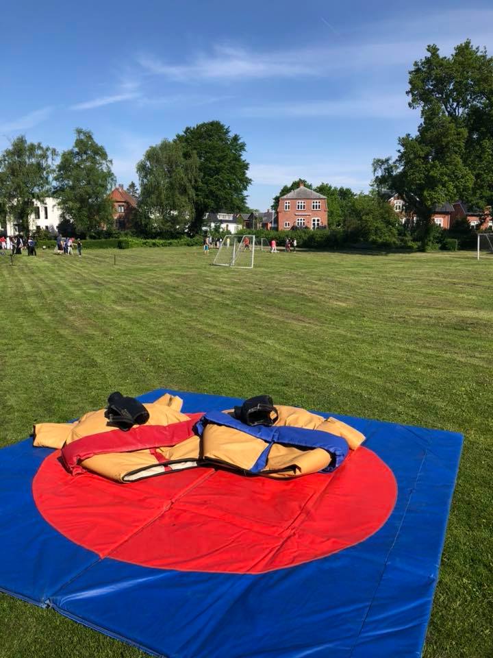 Sumodragter til udlejning – sjove aktiviteter og underholdning til fest og events hos Anthony’s Festudlejning