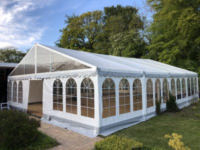 Klar teltside Telt med gennemsigtigt tag til udlejning i egen have – elegant og lyst