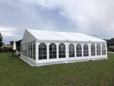 Havefest med telt med klart tag – elegant og lyst