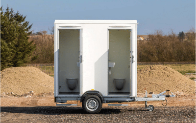 Toiletvogn med 2 toiletter til festival, byggeplads og event hos Anthonys Festudlejning på Fyn