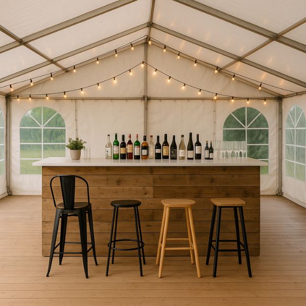 Mobil bar med træfront og barstole til udlejning fra Anthonys Festudlejning på Fyn