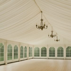Innerlining til telt skaber eksklusiv stemning – elegant teltindretning til fest på Fyn