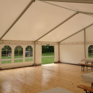 Trægulv lagt i festtelt – eksklusivt teltgulv til bryllup og events på Fyn