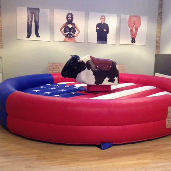 Rodeotyr til indendørs events og firmafester med oppustelig sikkerhedsring