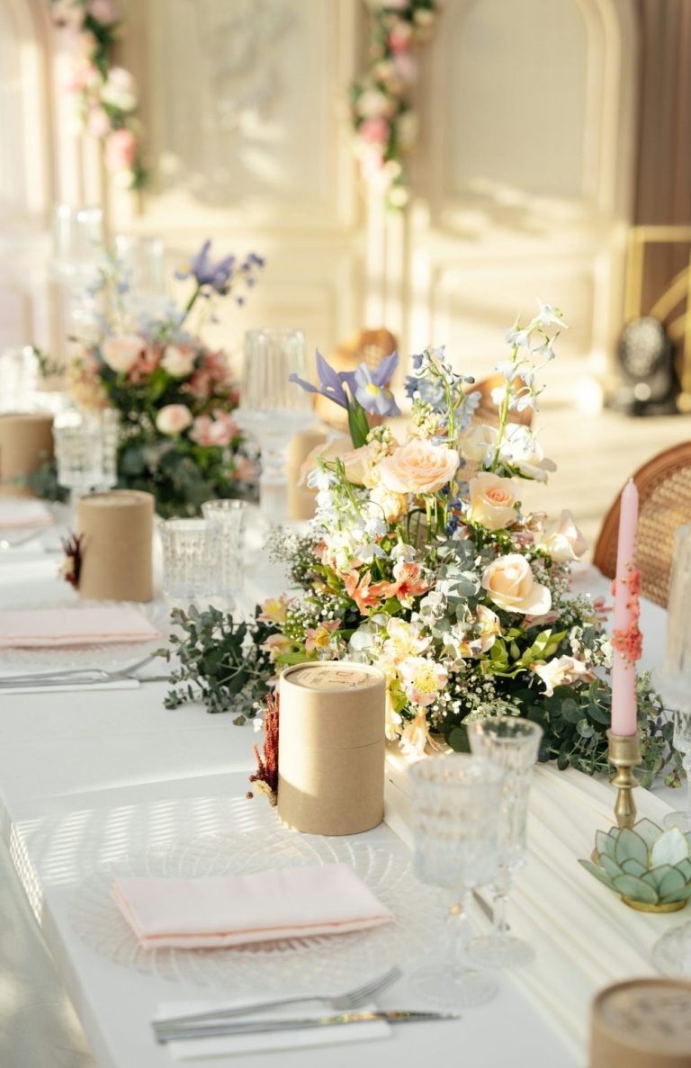 Elegant bordopdækning med service, blomster og lys til fest og bryllup