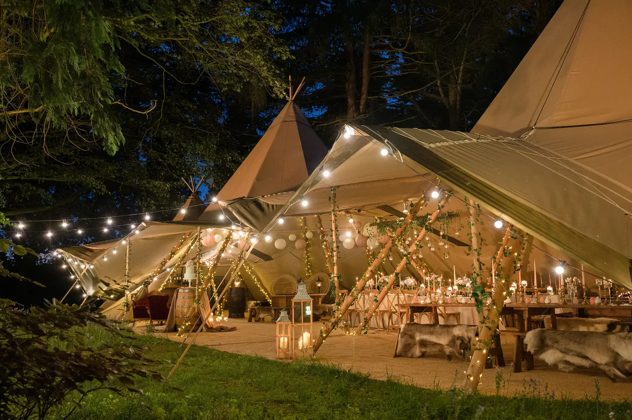 Tipi telt med lys til bryllup og fest på Fyn