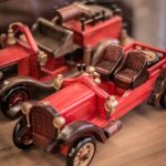 gammeldags inredning gamla leksaksbilar röd leksaksbil