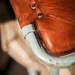 gammal stol lädersits ljusblå