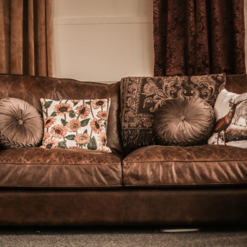 brun läder soffa