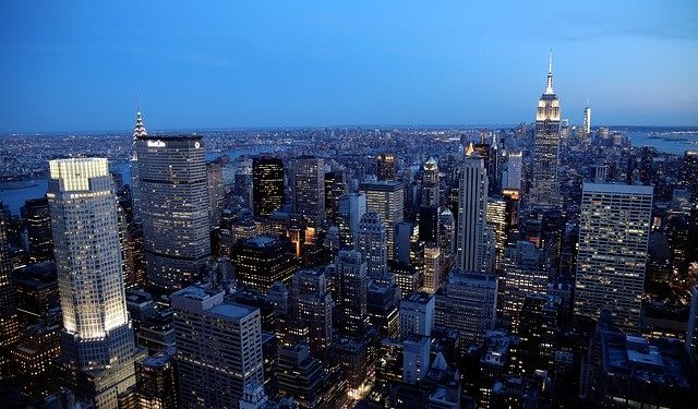 New York illuminata dalle altalene