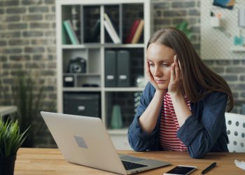 Gli italiani al lavoro stanno sempre peggio: solo 2 dipendenti su 10 mostrano un buon livello di benessere psicologico