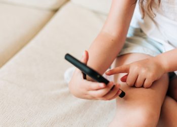 Smartphone a scuola: proibire o educare?