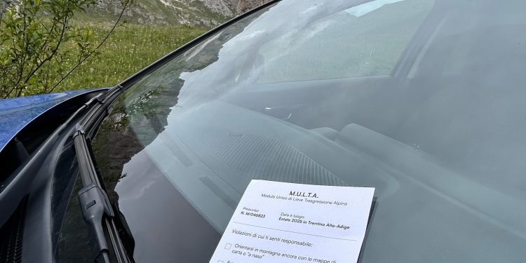 Dall’interruzione visiva al download: boom di successo per la campagna di guerrilla marketing di Mountain Maps in Val di Fassa