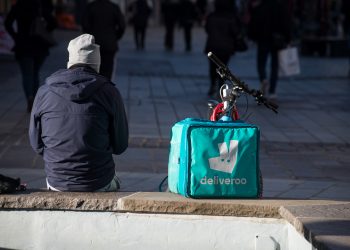 Rider sottopagati, stretta della magistratura: dopo Glovo nel mirino finisce anche Deliveroo