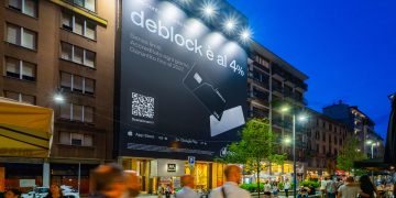 Deblock lancia la prima campagna OOH per l’arrivo in Italia