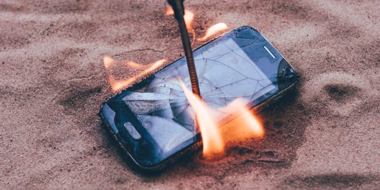 Caldo estremo, perché gli smartphone vanno in crisi e come proteggere le batterie al litio
