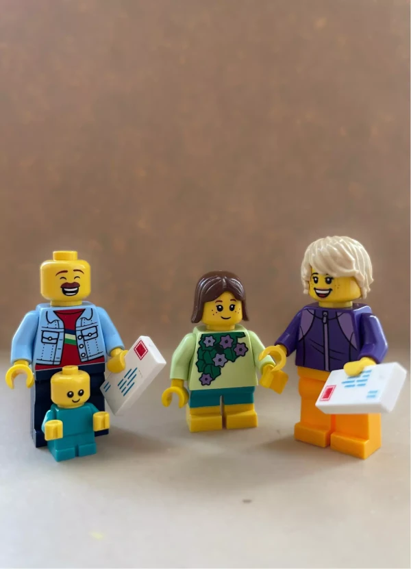 Kinder im Lebenslauf angeben, Elternzeit im Lebenslauf angeben: Eine glückliche, vierköpfige Legofamilie.
