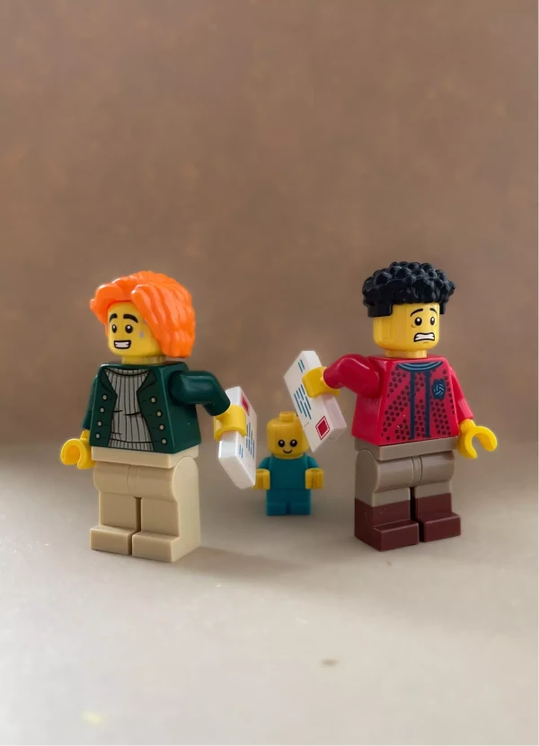 Kinder und Elternzeit im Lebenslauf angeben oder verschweigen? Lego-Eltern verstecken ihre Lebensläufe hinter dem Rücken.