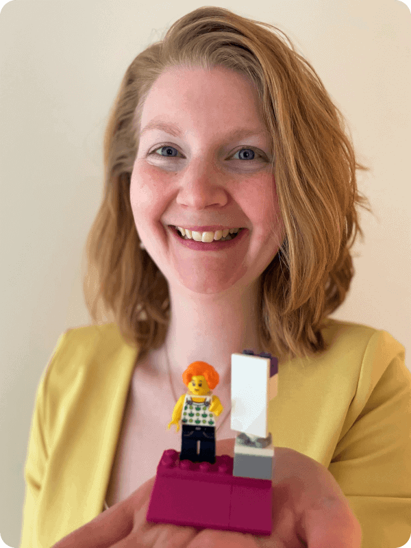 Ariane Mitsching hält ein Lego-Modell für ihren Job Blog zu Karrieretipps und Bewerbungstipps. Karriereguru.