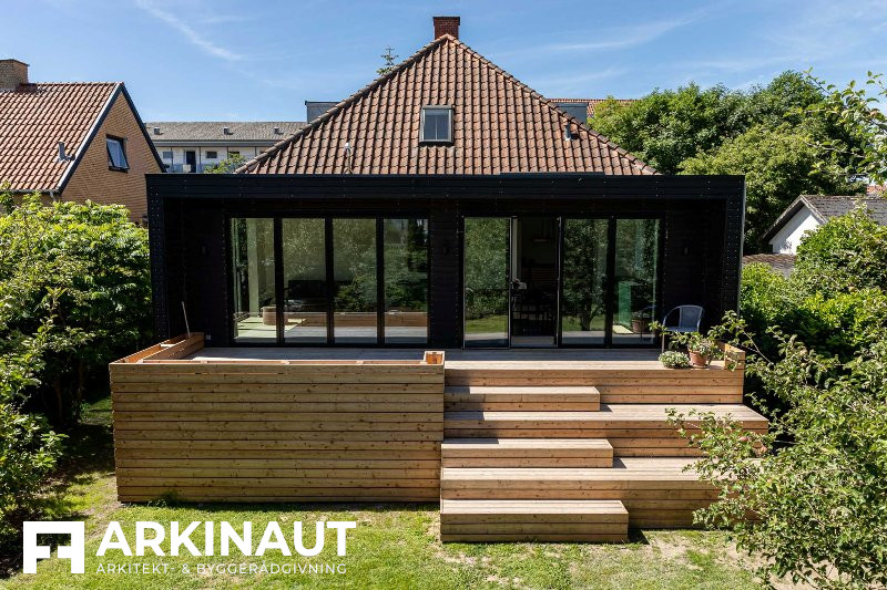 Tilbygning med sort træbeklædning - Arkinaut Arkitekt- og byggerådgivning ApS 5
