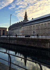 Christiansborg slot med flag i tårnet set fra Arms Gallery