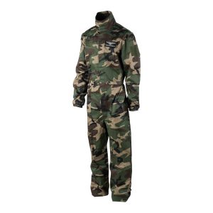 Camoheldragt i woodland set skråt forfra